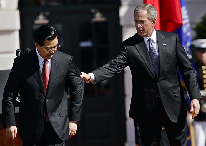 Bush grabs Hu Jintao's suit jacket, causing him to lose face
