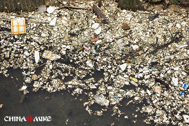 Trash piling up in polluted waters in China